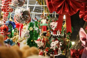Hanoi’s Hang Ma Street Transforms into a Magical Christmas Wonderland - image 13