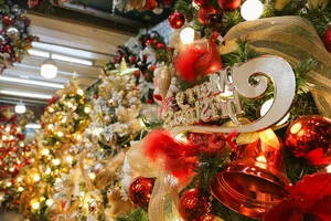 Hanoi’s Hang Ma Street Transforms into a Magical Christmas Wonderland - image 0