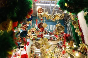 Hanoi’s Hang Ma Street Transforms into a Magical Christmas Wonderland - image 11