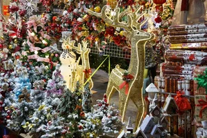 Hanoi’s Hang Ma Street Transforms into a Magical Christmas Wonderland - image 16