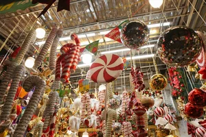 Hanoi’s Hang Ma Street Transforms into a Magical Christmas Wonderland - image 9