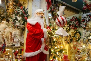 Hanoi’s Hang Ma Street Transforms into a Magical Christmas Wonderland - image 4