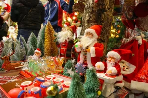 Hanoi’s Hang Ma Street Transforms into a Magical Christmas Wonderland - image 12