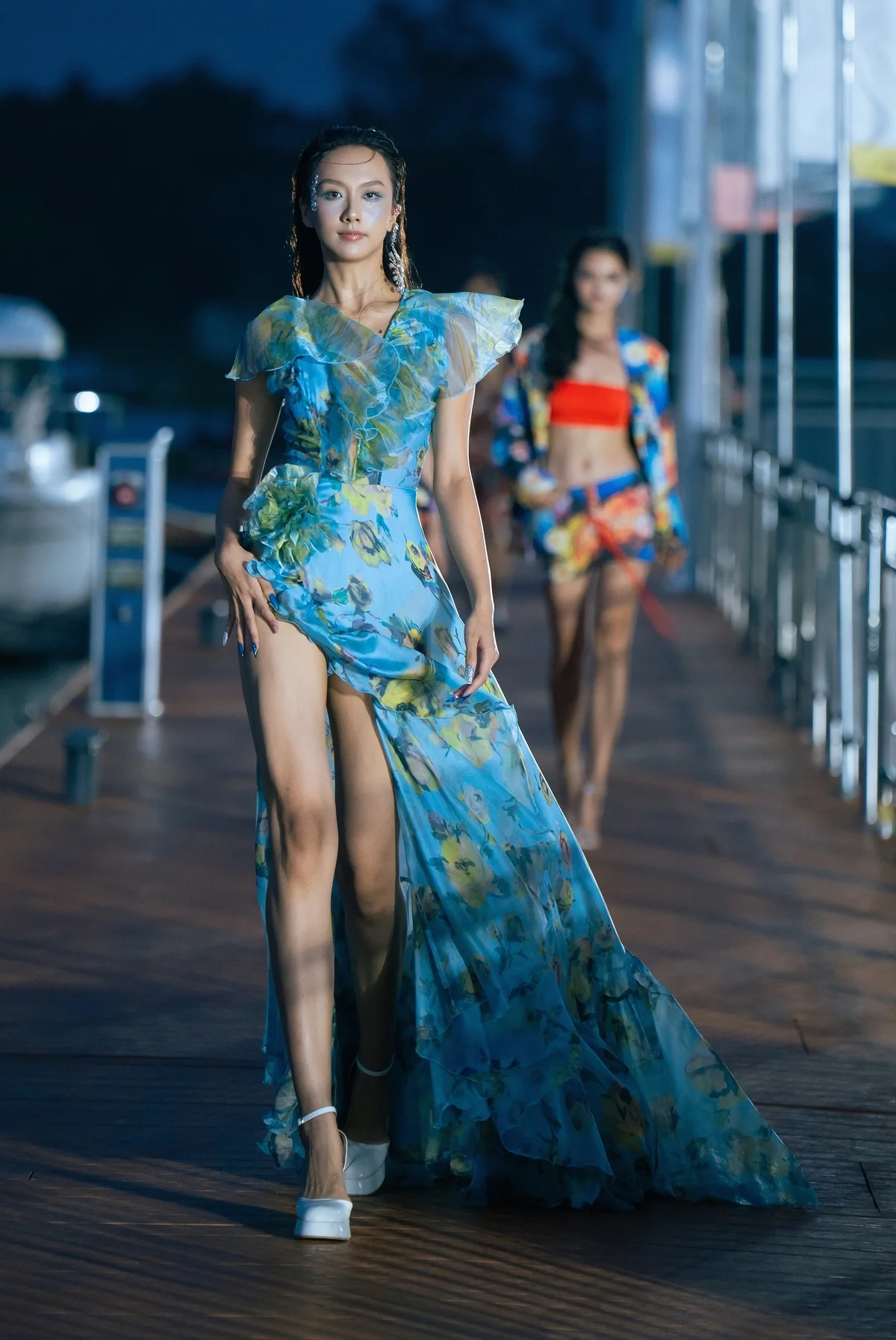 Trang Nhung Shines as Vedette Alongside Quang Hung MasterD in Fashion Show