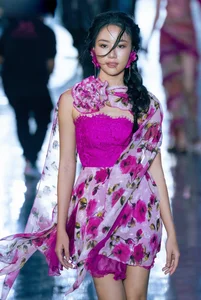 Trang Nhung Shines as Vedette Alongside Quang Hung MasterD in Fashion Show - image 10