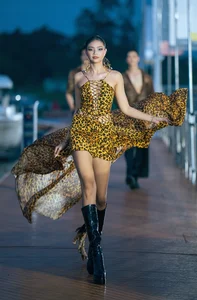 Trang Nhung Shines as Vedette Alongside Quang Hung MasterD in Fashion Show - image 11