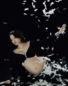 An Giang Singer Expecting Third Child with Husband Following Viral Comments - image 9
