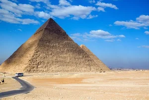 Unlocking the Secrets of Giza: Experts Believe a Massive Hidden Treasure Exists - image 4