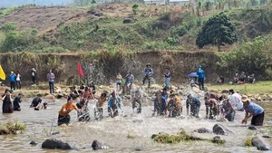 Discover the Vibrant Bun Huot Nam Water Festival of the Lao People in Dien Bien - image 5