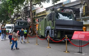Modern Police Equipment Displayed Around Hanoi's Hoan Kiem Lake - image 9