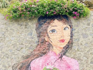 The Mysterious Girl Mural: Cat Ba Island’s Newest Tourist Hotspot - image 7