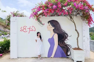 The Mysterious Girl Mural: Cat Ba Island’s Newest Tourist Hotspot - image 2