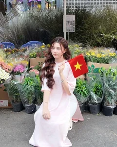 MC Quyen Linh’s Youngest Daughter Captivates Fans with Stunning Beach Photoshoot - image 8