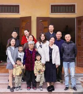 A Heartwarming Journey: Grandson Assists 99-Year-Old Grandmother with ID Card - image 2