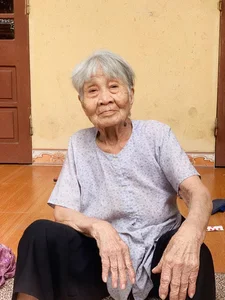 A Heartwarming Journey: Grandson Assists 99-Year-Old Grandmother with ID Card - image 4