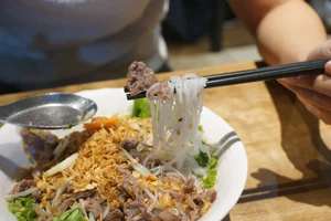 Hanoi Old Quarter Food Tour: How to Feast on Iconic Street Food for Under 200,000 VND - image 6