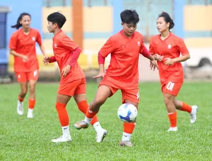 Meet the Radiant Talents of the U19 Vietnam Women's Football Team Before the Southeast Asian Tournament - image 2