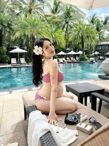 Maternity Fashion Inspiration: Joyce Pham Glows in Bikini Photos During Final Month of Pregnancy - image 2