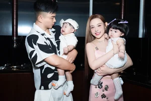 Vietnamese Actress Sam Makes First Public Appearance with Her Twins - image 4