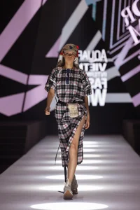 Sustainable Fashion: Stunning Outfits Crafted From Recycled Materials and Scraps - image 4