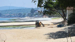 The Environmental Crisis: Messy Beaches in Mui Ne - image 5