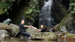 The Extraordinary Journey of a Father and His Autistic Child in 'Cha Con Van Dam' - image 2