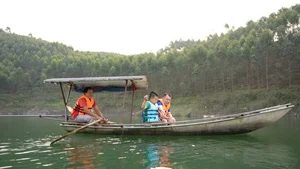 The Extraordinary Journey of a Father and His Autistic Child in 'Cha Con Van Dam' - image 5