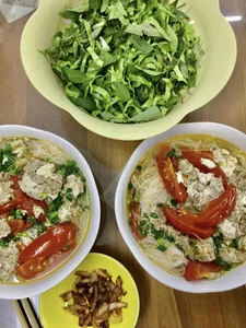 Beloved Comedian Minh Vuong Cooks Heartwarming Traditional Dishes for Fellow Artists - image 1