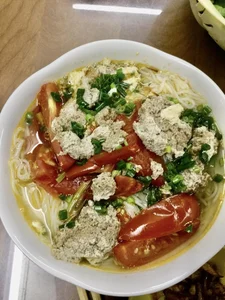 Beloved Comedian Minh Vuong Cooks Heartwarming Traditional Dishes for Fellow Artists - image 5
