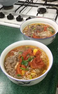 Beloved Comedian Minh Vuong Cooks Heartwarming Traditional Dishes for Fellow Artists - image 4