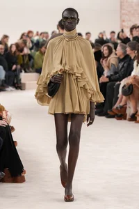 Outdated Fashion Trends: Six Styles to Avoid for Fall-Winter 2024 - image 9