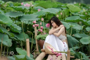 Trang Sunhi Stunning Ao Yem and Lotus Flower Photoshoot Gallery - image 12