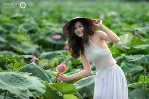 Trang Sunhi Stunning Ao Yem and Lotus Flower Photoshoot Gallery - image 5