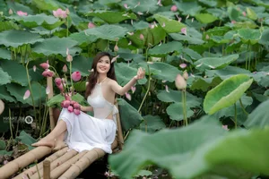 Trang Sunhi Stunning Ao Yem and Lotus Flower Photoshoot Gallery - image 9