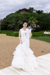 Beauty Queens Dazzle in All-White Outfits at VUNGOC&SON Fashion Show - image 0