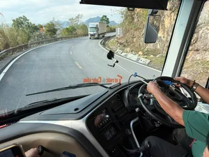 Behind the Scenes: The Intense 'Surgery' of a Sleeping Bus on Mountainous Roads - image 4