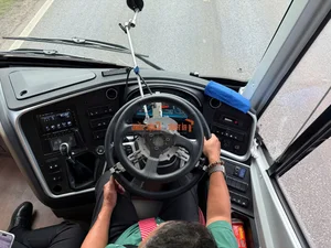 Behind the Scenes: The Intense 'Surgery' of a Sleeping Bus on Mountainous Roads - image 1