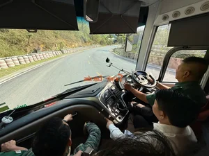 Behind the Scenes: The Intense 'Surgery' of a Sleeping Bus on Mountainous Roads - image 6