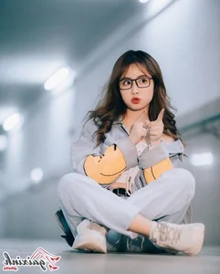 Aesthetic Glasses Fashion: Stunning Portraits of Angelic Girls Wearing Eyewear - image 33