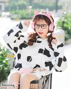 Aesthetic Glasses Fashion: Stunning Portraits of Angelic Girls Wearing Eyewear - image 20