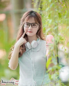 Aesthetic Glasses Fashion: Stunning Portraits of Angelic Girls Wearing Eyewear - image 32