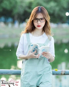 Aesthetic Glasses Fashion: Stunning Portraits of Angelic Girls Wearing Eyewear - image 18