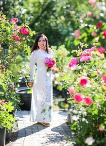 A Labor of Love: How a Husband Transformed a Wild Garden into a Stunning Rose Paradise for His Wife - image 9