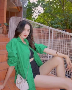 Casual Elegance: Exploring the Personal Style of Anh Duc’s Wife - image 10