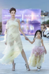 Le Au Ngan Anh Flaunts Elegant 6-Month Baby Bump at High-Profile Fashion Show - image 4