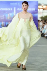 Le Au Ngan Anh Flaunts Elegant 6-Month Baby Bump at High-Profile Fashion Show - image 3