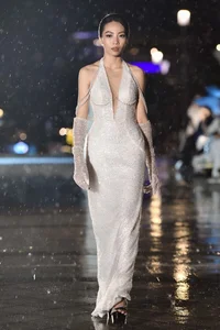 Le Au Ngan Anh Flaunts Elegant 6-Month Baby Bump at High-Profile Fashion Show - image 7