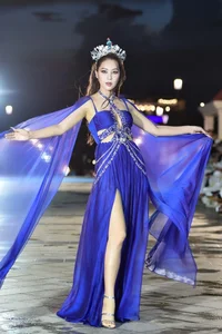 Le Au Ngan Anh Flaunts Elegant 6-Month Baby Bump at High-Profile Fashion Show - image 0