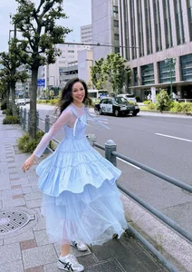 How Singer Hien Thuc Masters Fashion to Accentuate Her Slim Waist - image 1