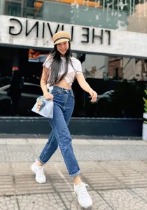 How Singer Hien Thuc Masters Fashion to Accentuate Her Slim Waist - image 7